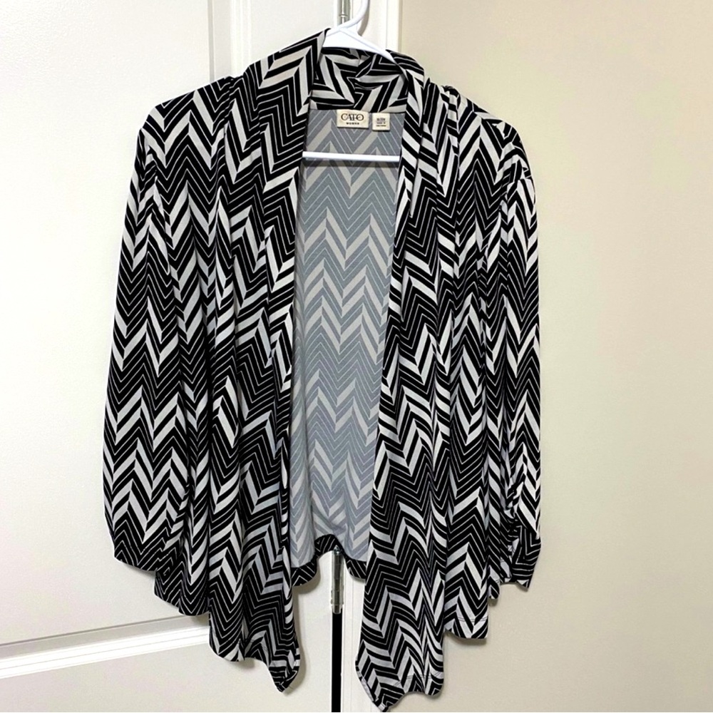 18/20 black and white geometric top
